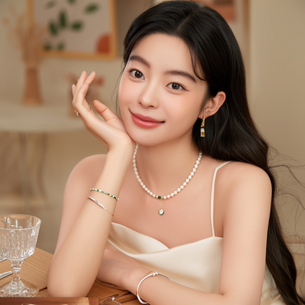 生活瞬间，美女，韩系美女，丝绸，美妆广告，家庭餐桌，4K超清，写实风格，温馨，柔和室内光，细腻皮肤，项链，耳环，手链。